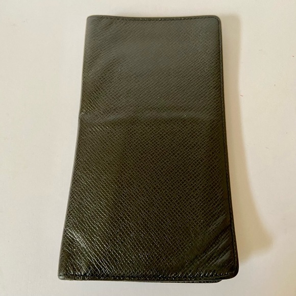 Louis Vuitton, Black Taiga Leather Unisex Long Wallet 7.5 x 4in - Picture 1 of 11